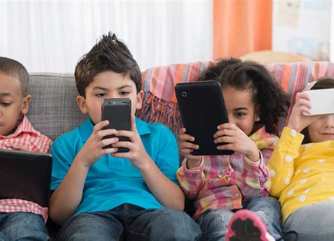 أطفال تستخدم الهاتف